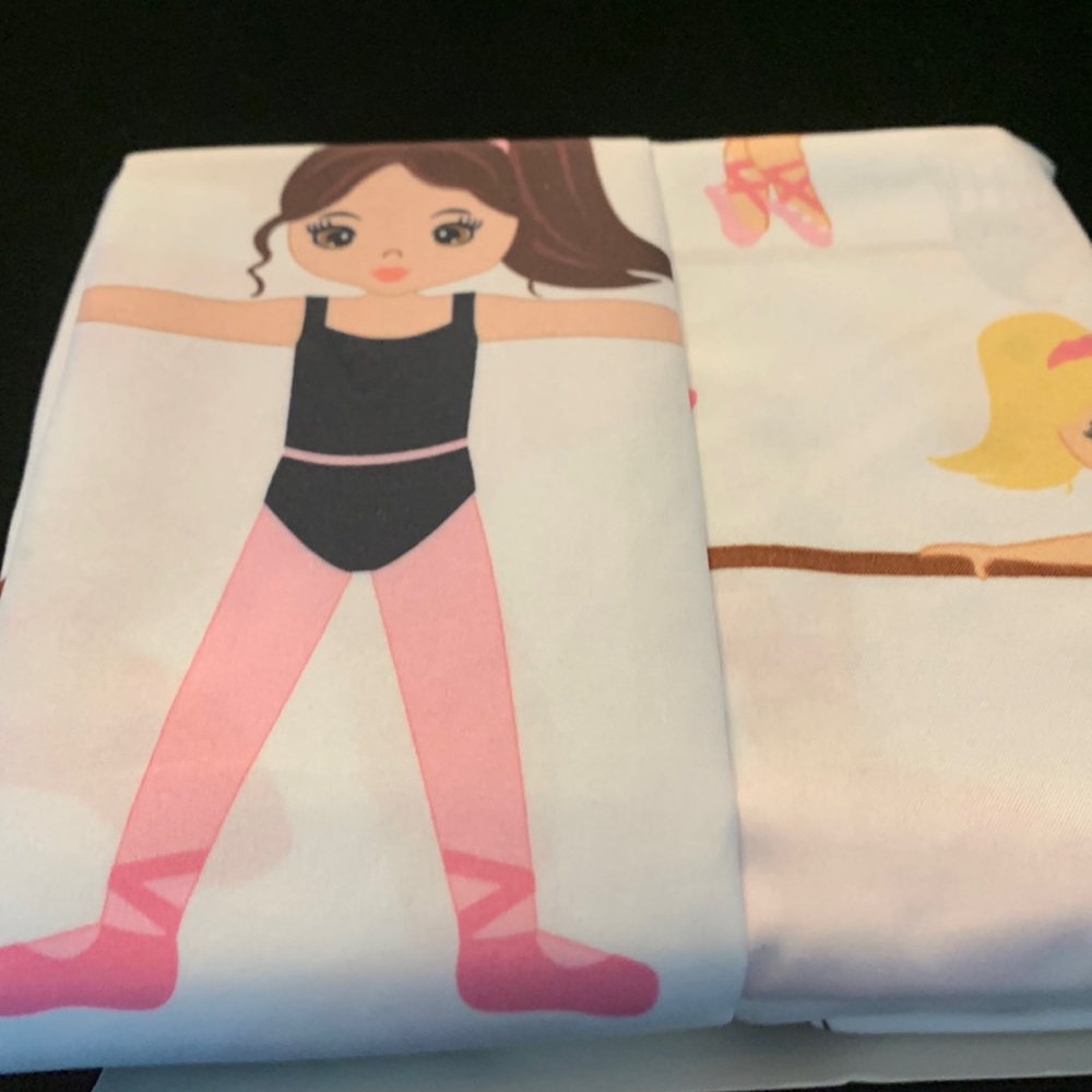 Toddler bed 2 piece sheet set.This set is brand new.